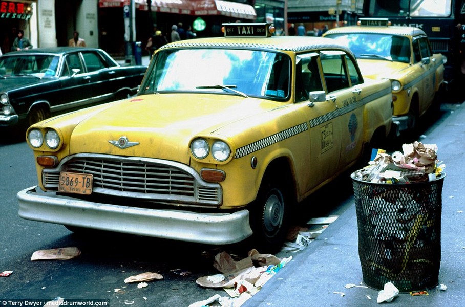 Chiếc taxi biểu tượng ở  thành phố New York đỗ bên lề đường gần một thùng rác chất đầy. Ảnh: Daily Mail.